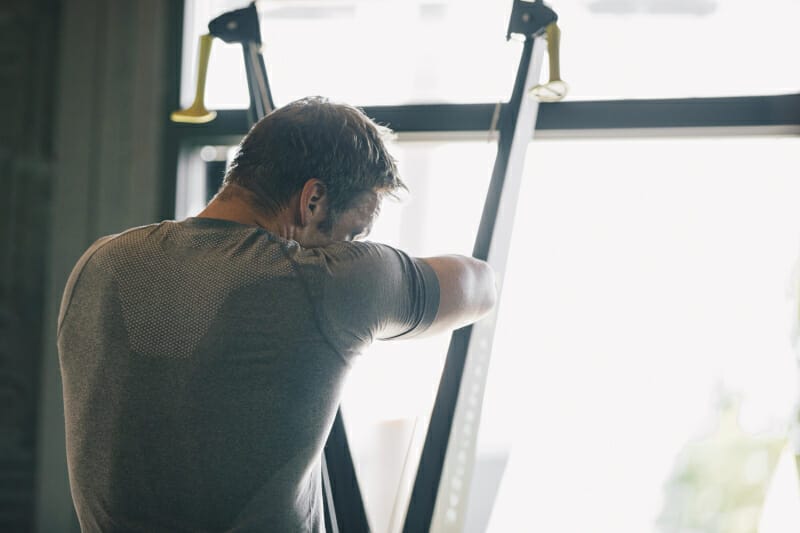 CrossFit Schmelztiegel Man Training on Skierg